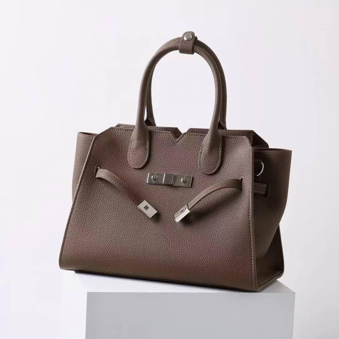 “Luna Classica” Bag — Genuine Leather, Premium Hardware, Timeless Elegance