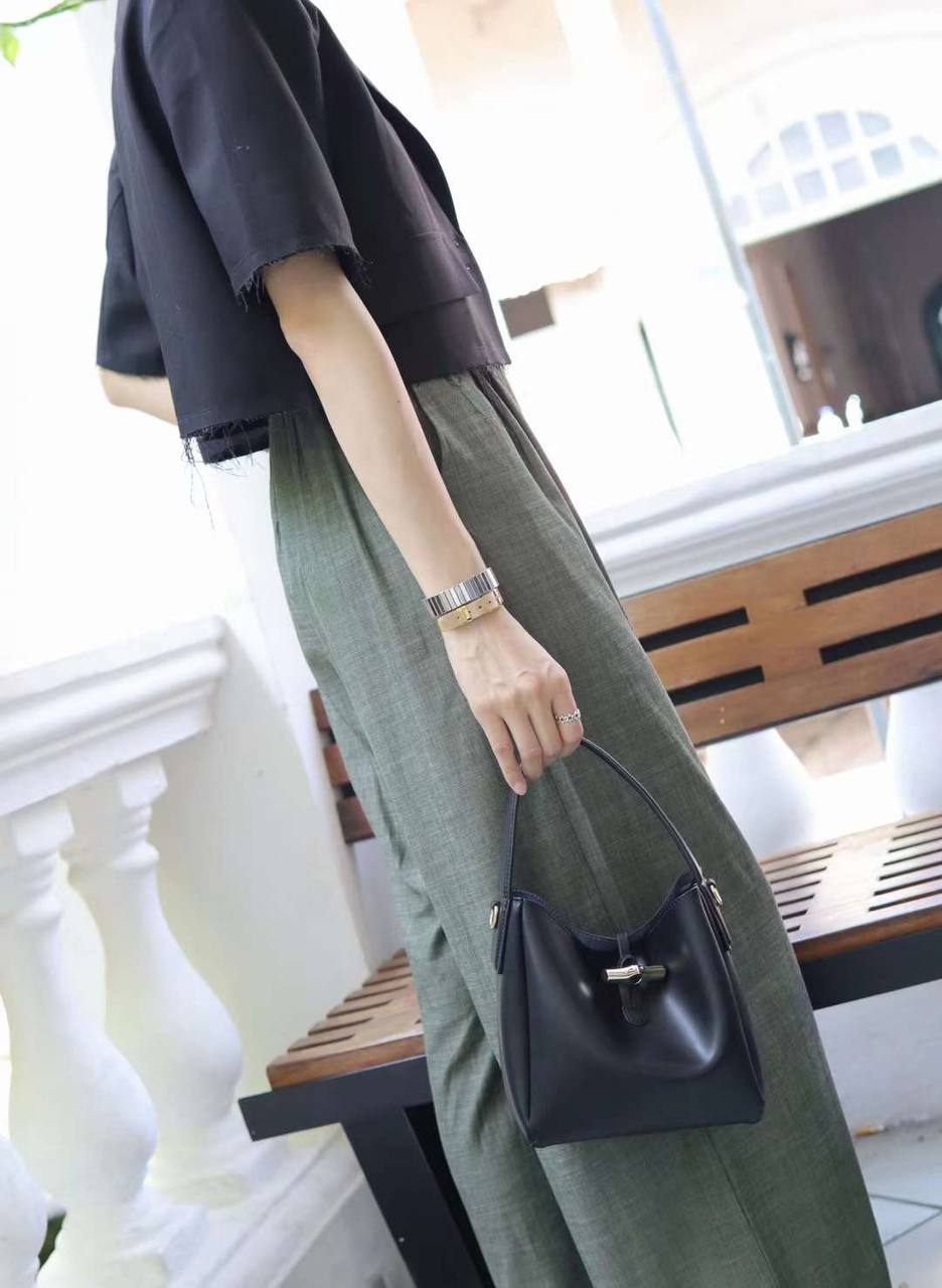 “Aura” — Elegant Genuine Leather Bag