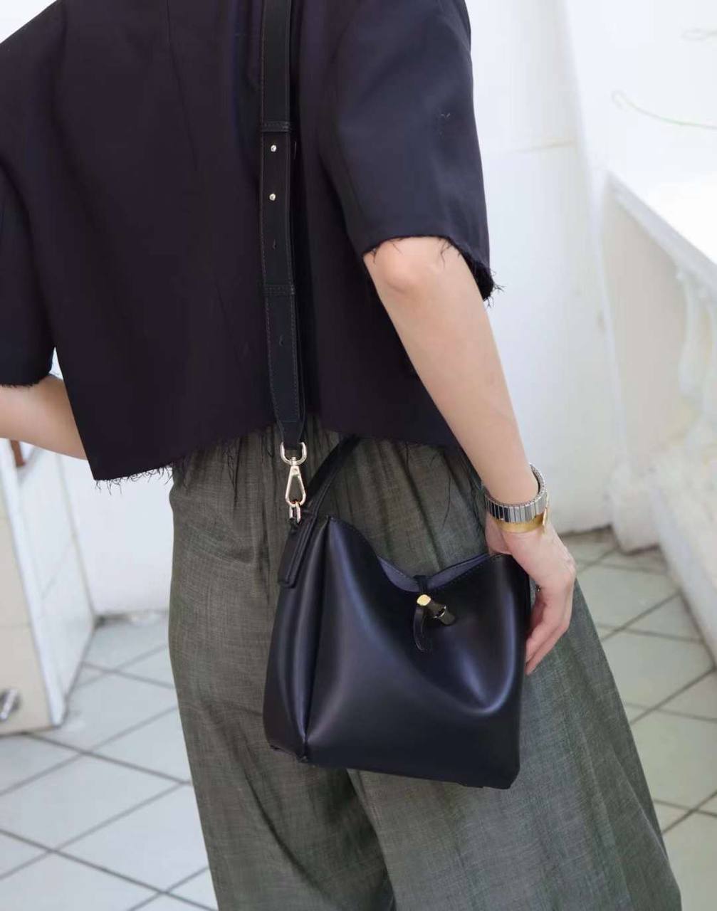 “Aura” — Elegant Genuine Leather Bag