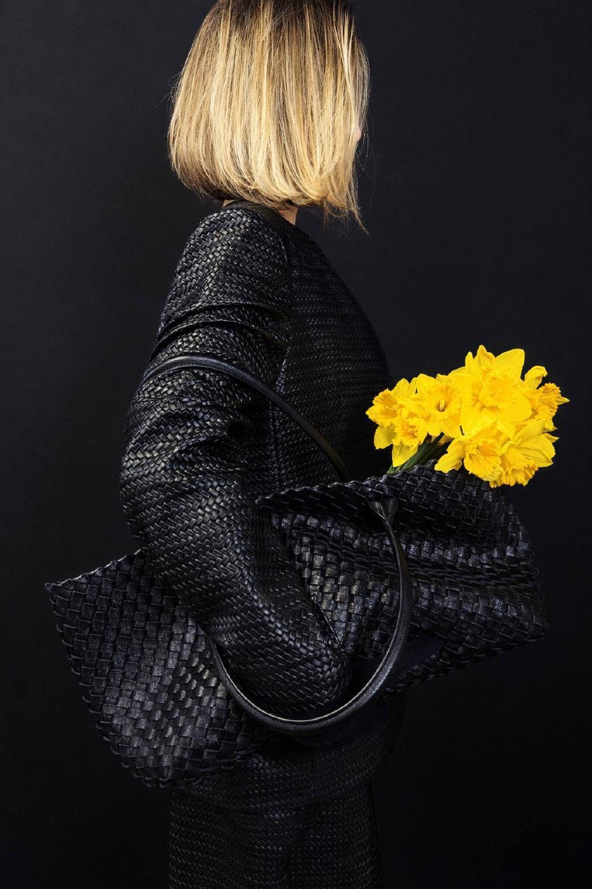 Noir Weave — Shoulder Shopper Bag. Elegance in Every Detail. Made in Italy