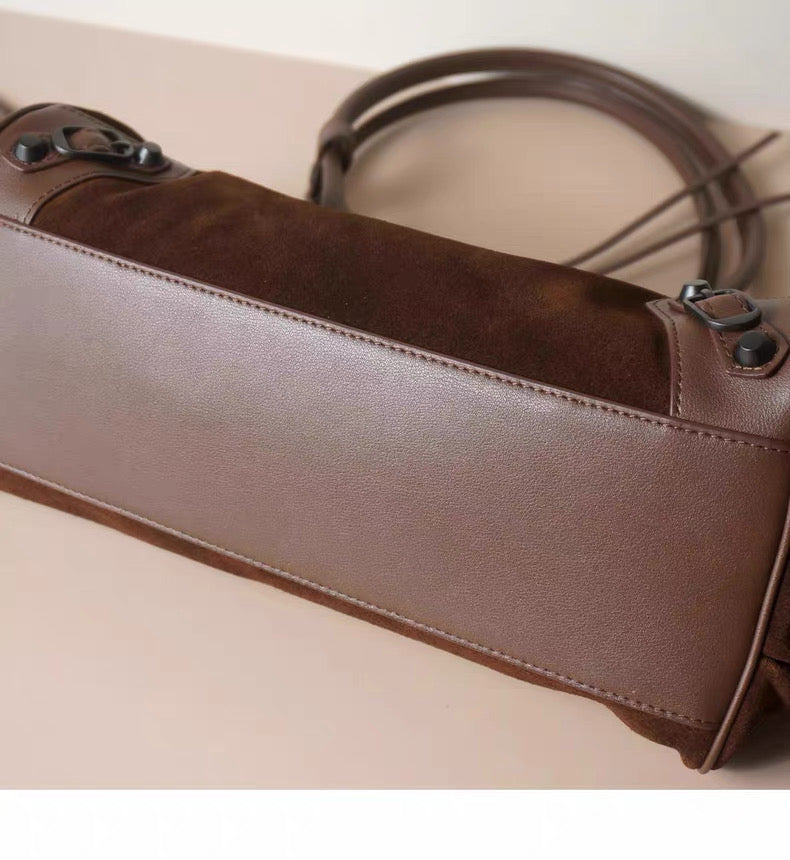 “Terra Brown” — a stylish leather bag with character