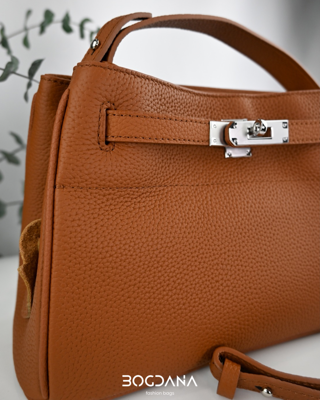 Classic Luxe Adjustable Shoulder Bag – Genuine Leather Handbag with Polished Hardware