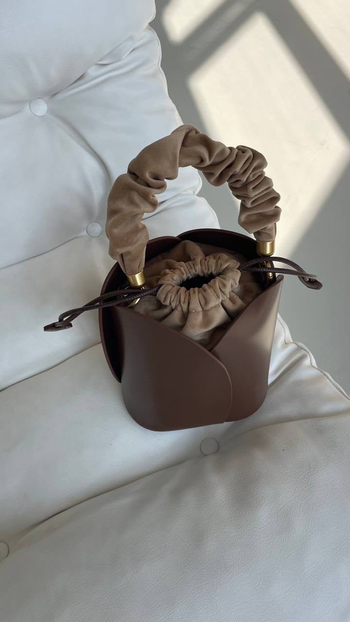 Elegance Charm – Genuine Leather Bucket Bag with Top Handle and Adjustable Strap