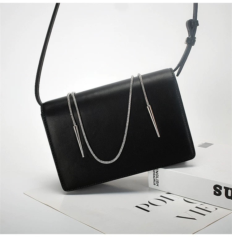 “Elegant Leather Handbags with Metal Chain for a Stylish Look”