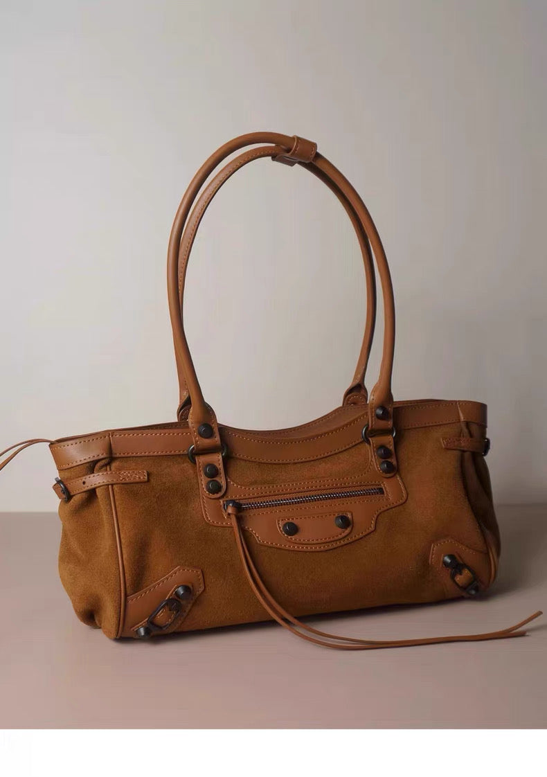 “Terra Brown” — a stylish leather bag with character