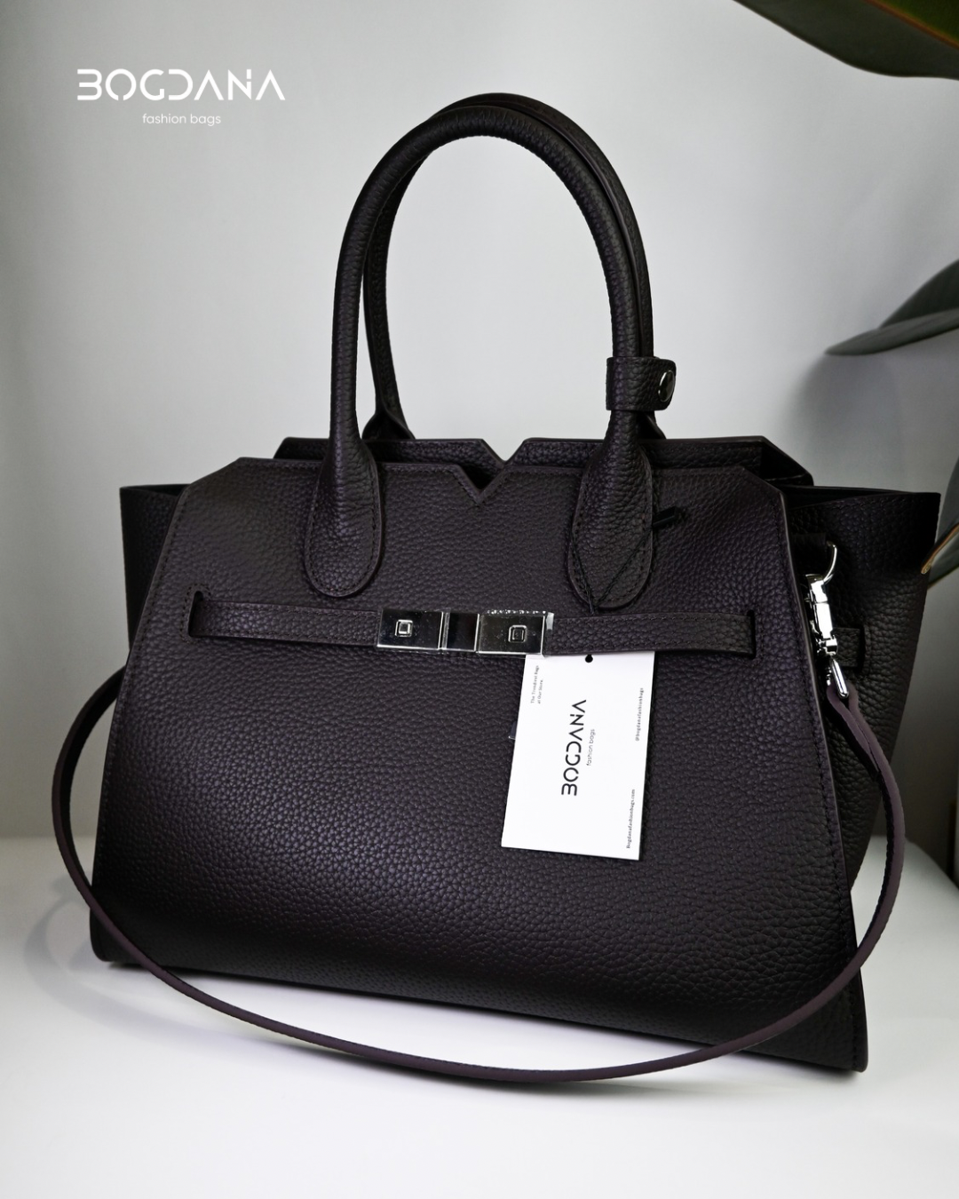 AURORA STRUCTURE” — the leather power bag for everyday icons