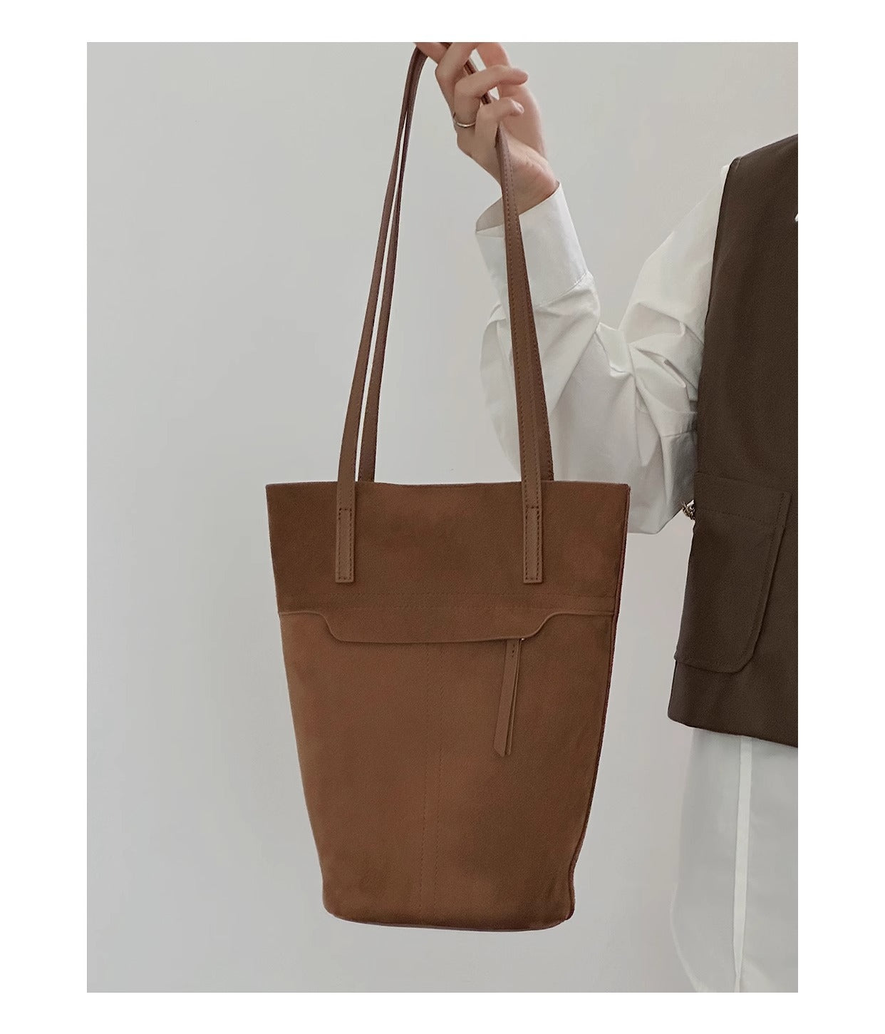 Elegant Barrel Bag in Genuine Leather and Suede