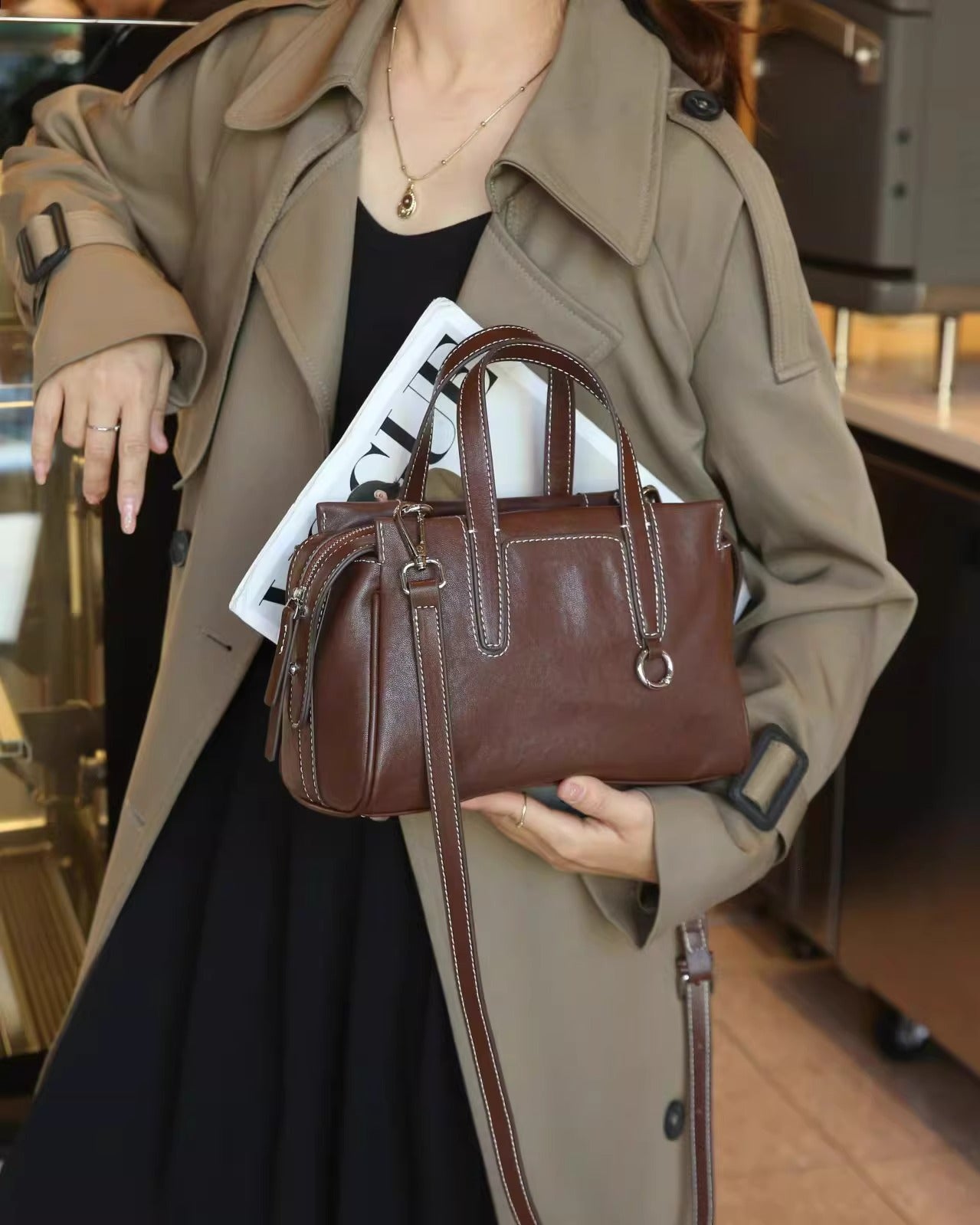 Timeless Elegance Leather Handbag with Adjustable Shoulder Strap