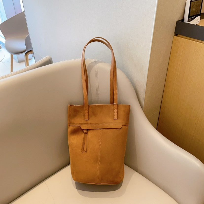 Elegant Barrel Bag in Genuine Leather and Suede