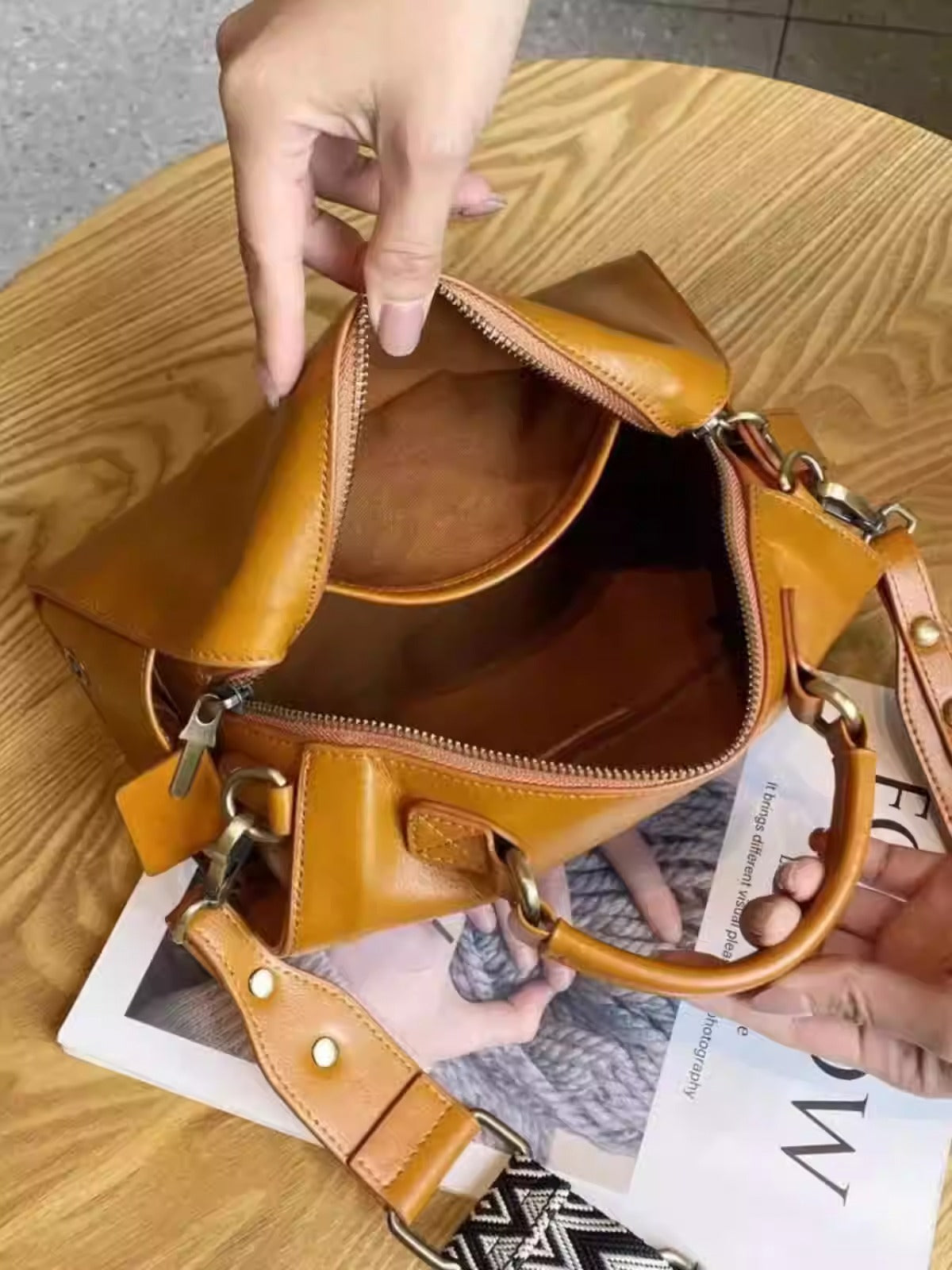 Lusso Belleza” – Genuine Leather Handbag with Versatile Strap