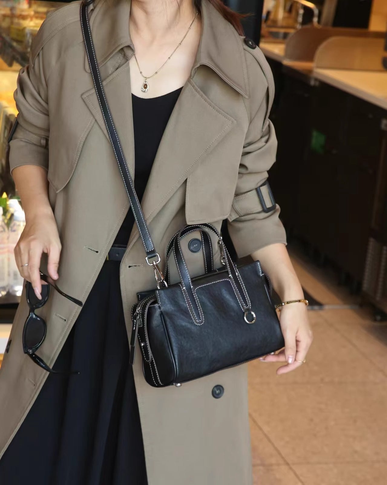 Timeless Elegance Leather Handbag with Adjustable Shoulder Strap