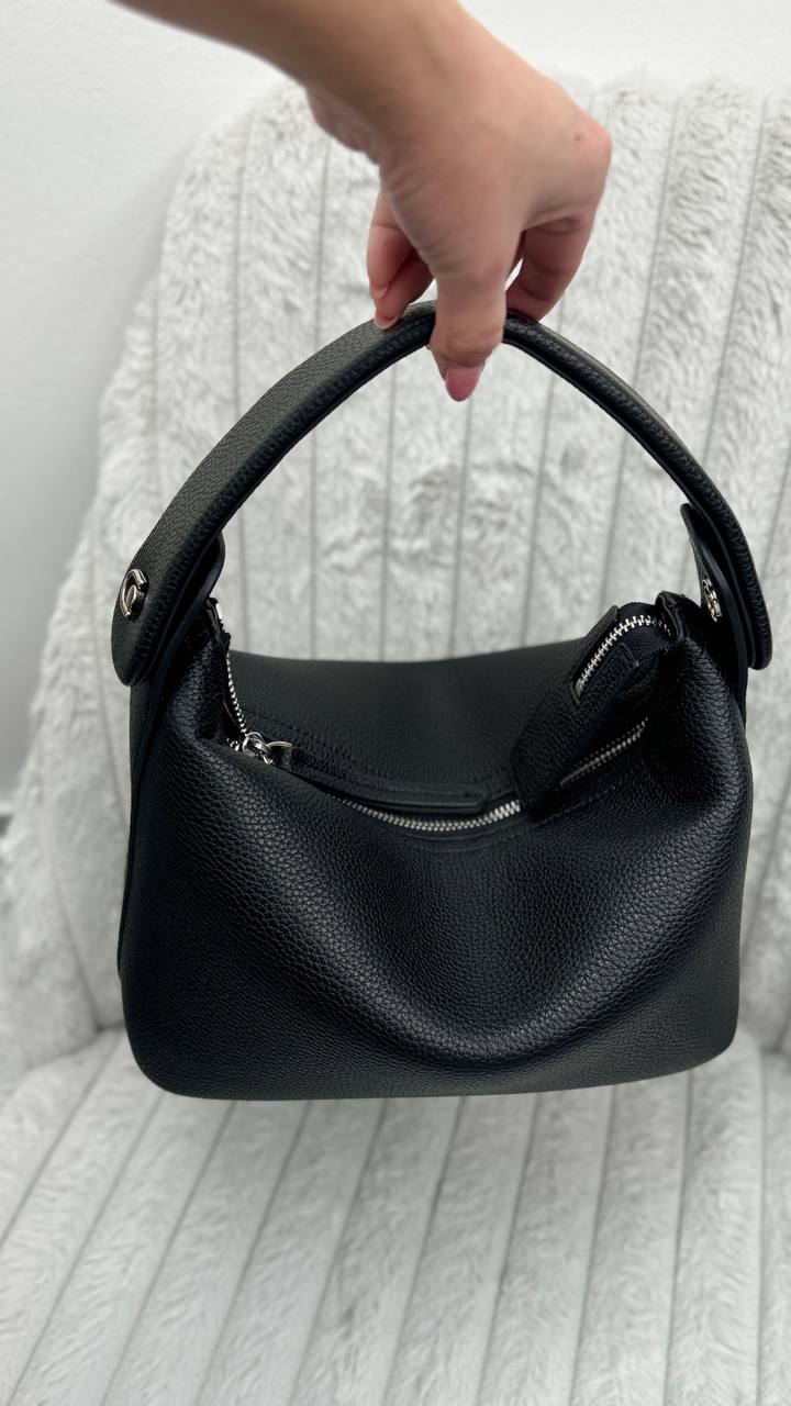 Elegant Italian Leather Handbag – Timeless Sophistication