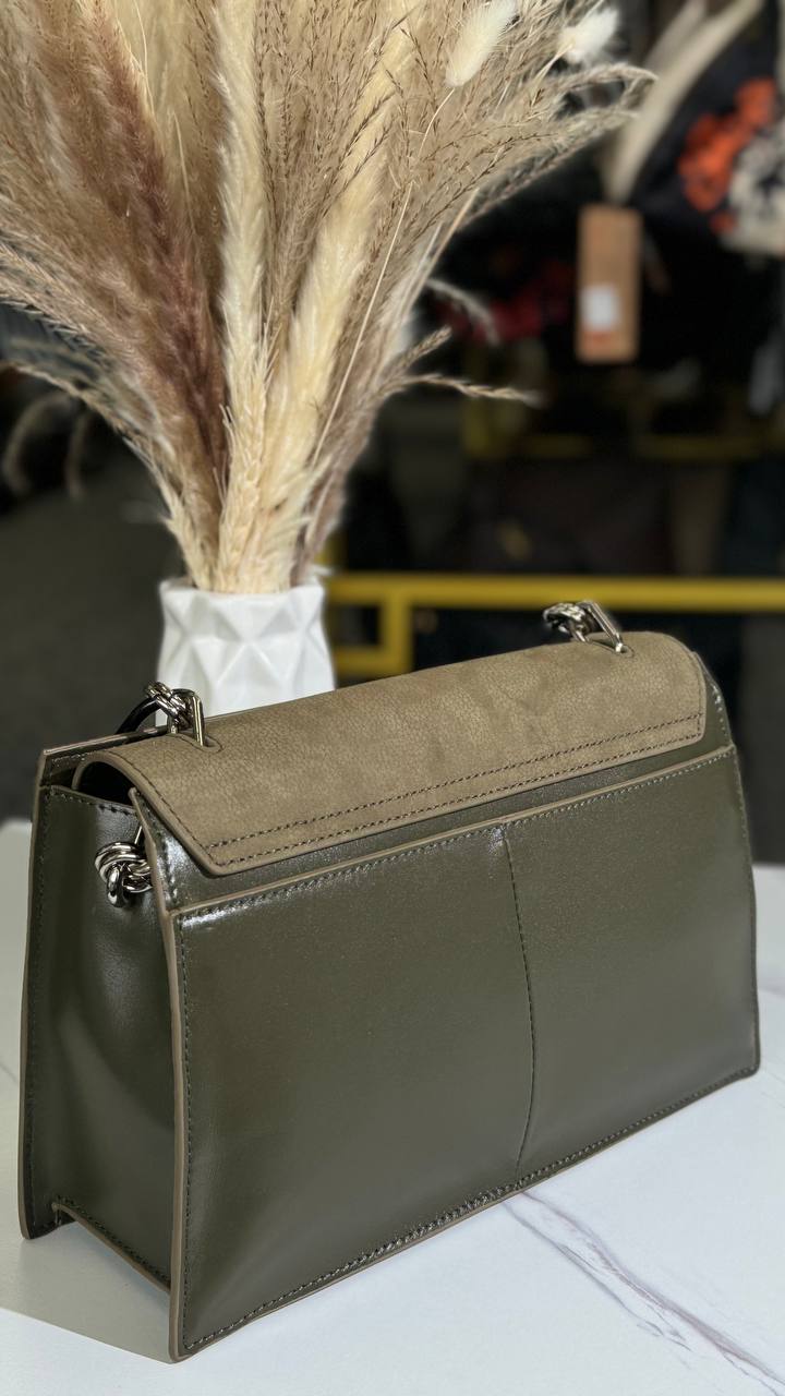 Celeste Chain Bag – A Statement of Luxury and Functionality