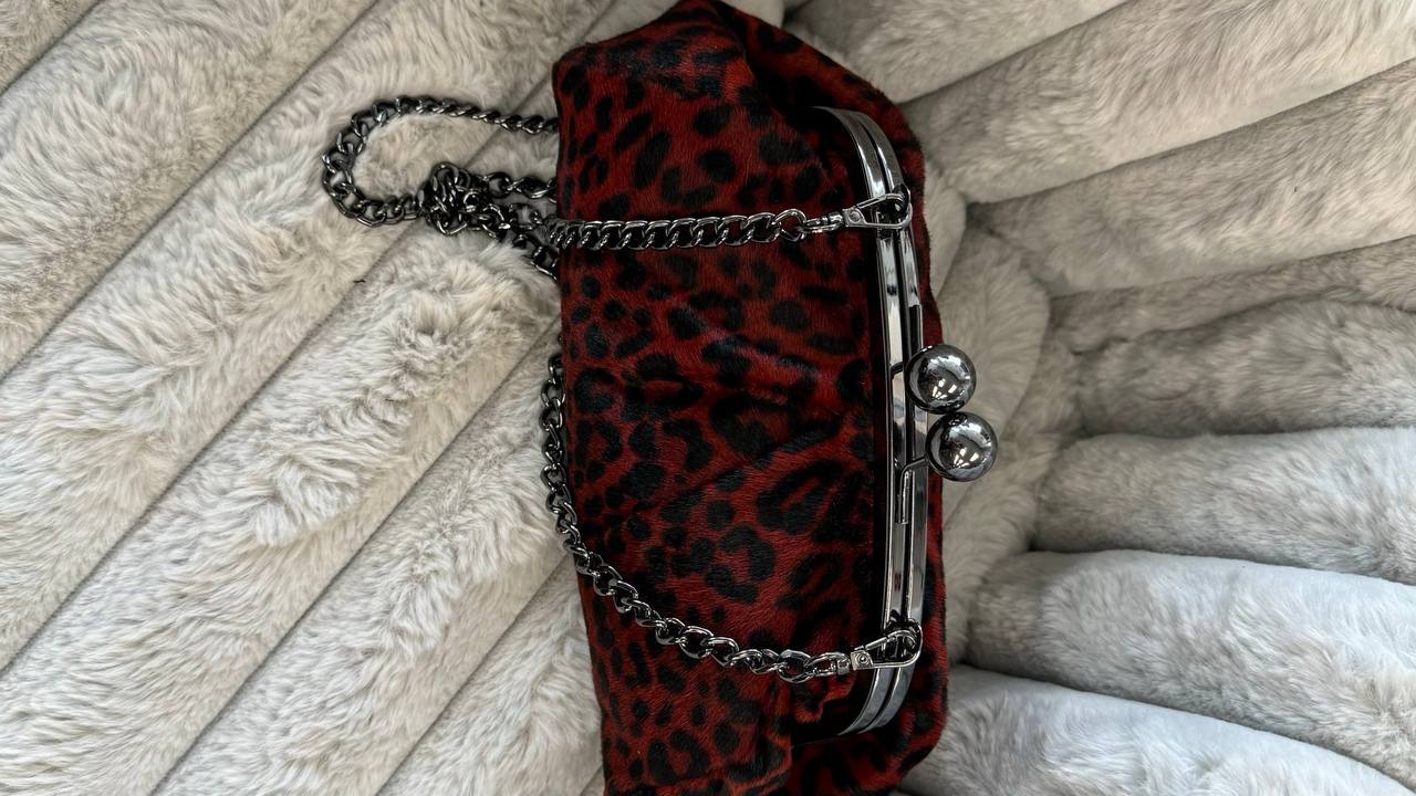 Wild Elegance – Natural Wool Clutch with Leopard Print