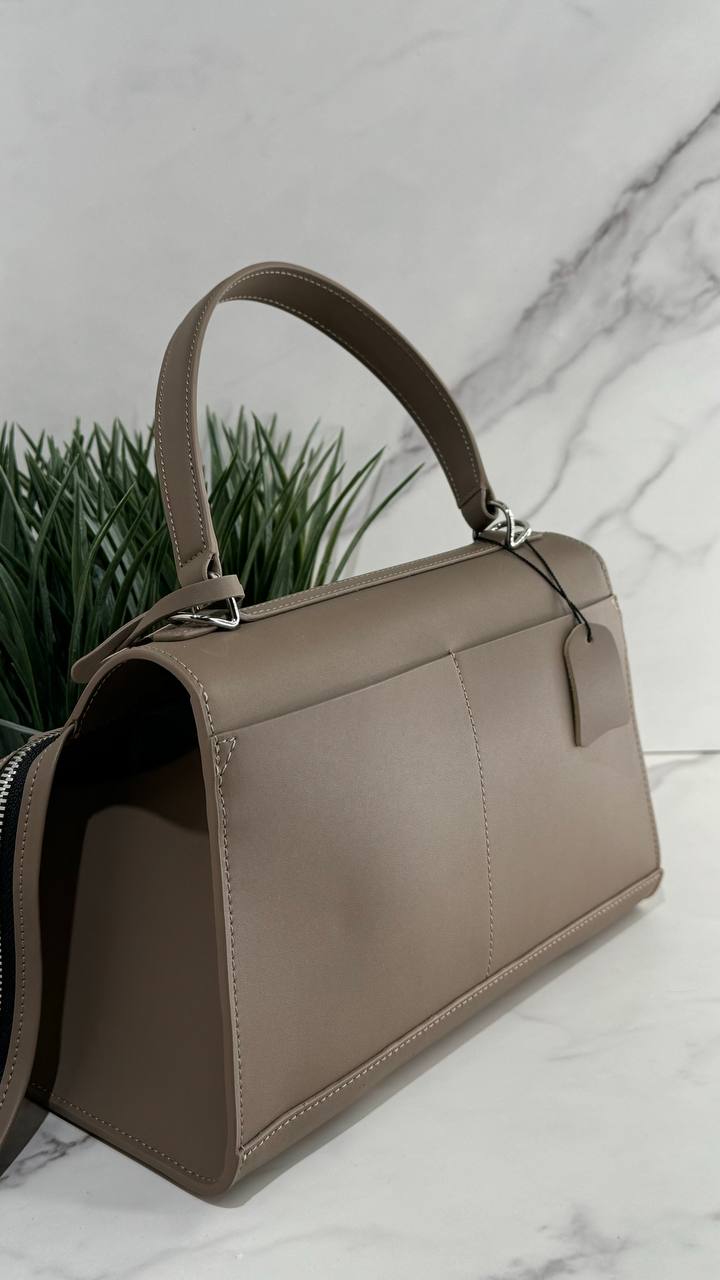 LuxeCraft Genuine Leather Handbag – Elegant and Functional Design