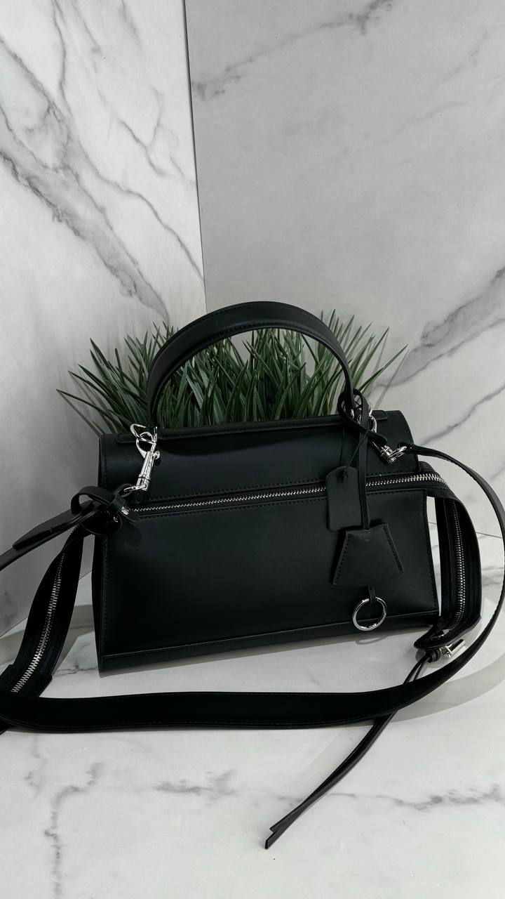 LuxeCraft Genuine Leather Handbag – Elegant and Functional Design
