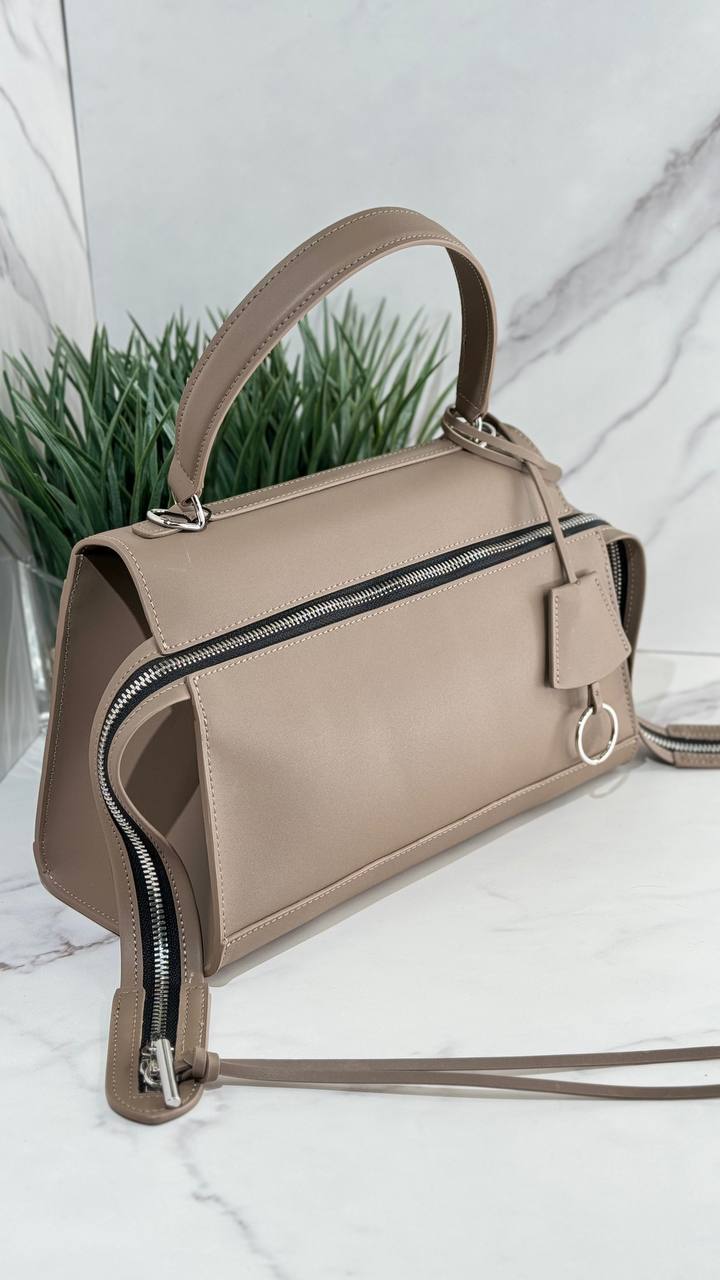 LuxeCraft Genuine Leather Handbag – Elegant and Functional Design
