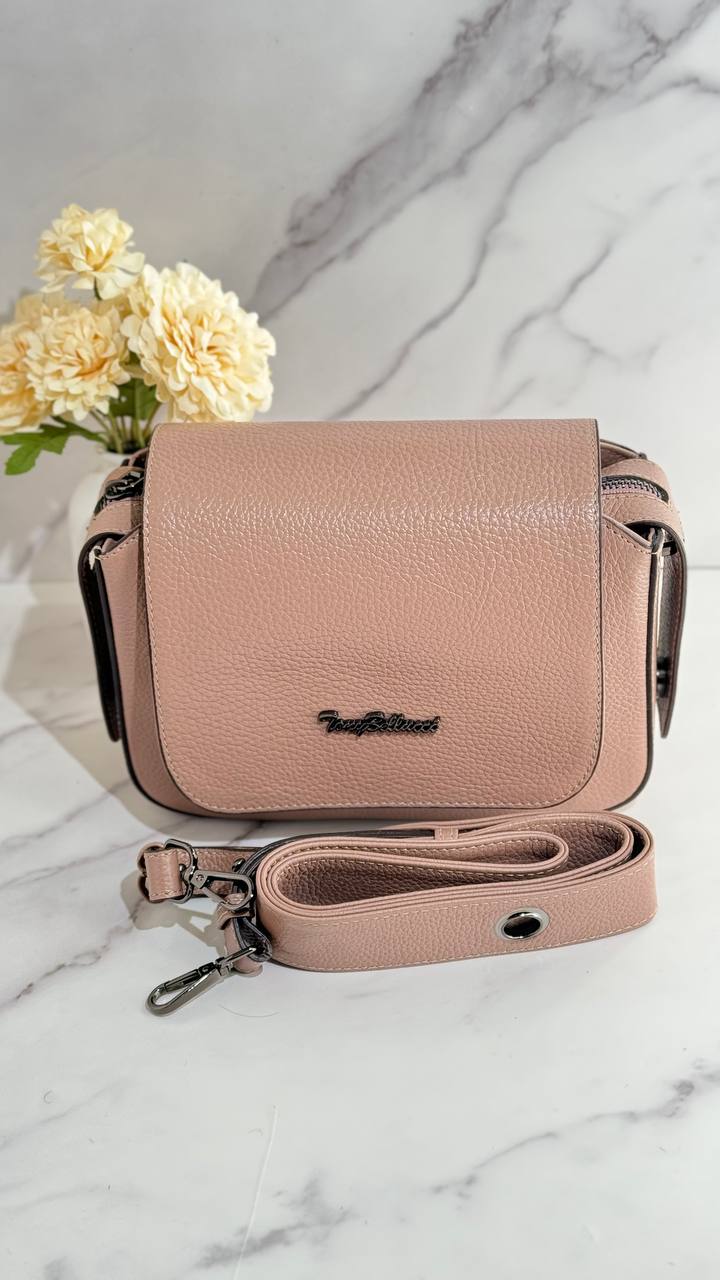 Urban Chic Crossbody: Compact Luxury with Timeless Design