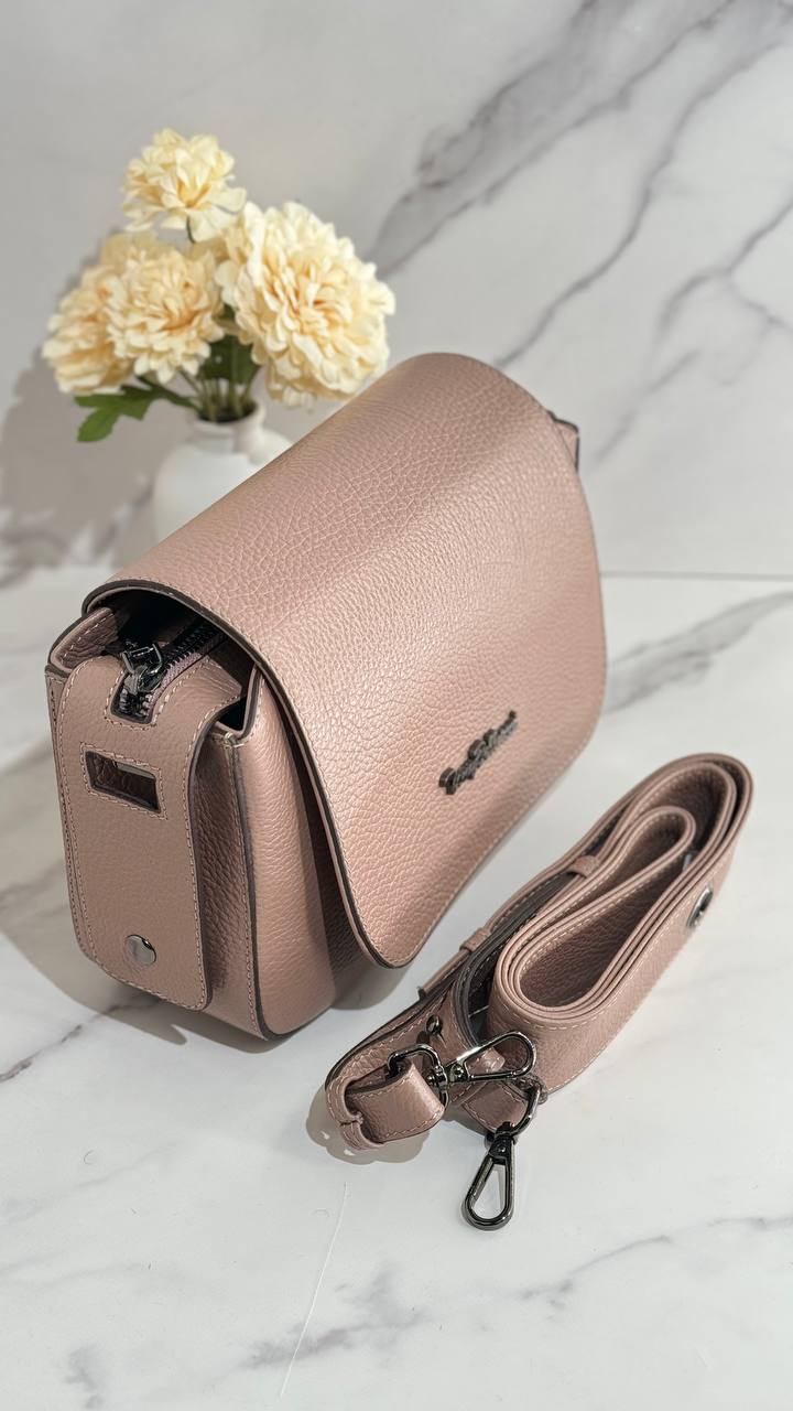 Urban Chic Crossbody: Compact Luxury with Timeless Design