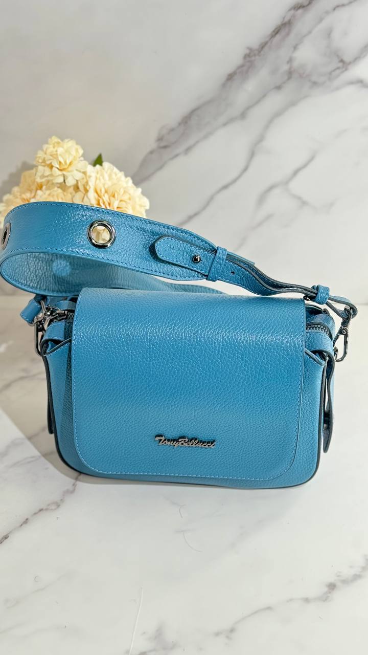 Urban Chic Crossbody: Compact Luxury with Timeless Design