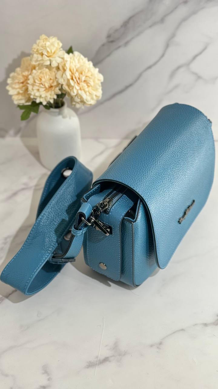 Urban Chic Crossbody: Compact Luxury with Timeless Design