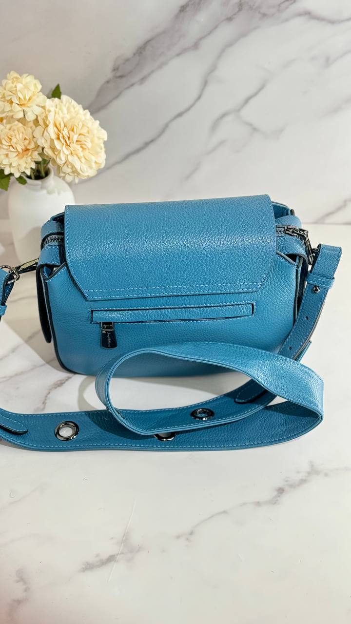 Urban Chic Crossbody: Compact Luxury with Timeless Design