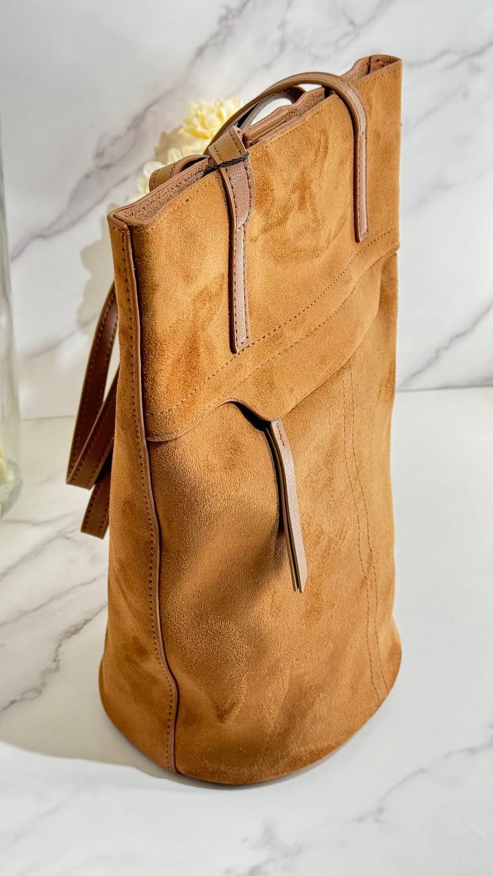 Elegant Barrel Bag in Genuine Leather and Suede