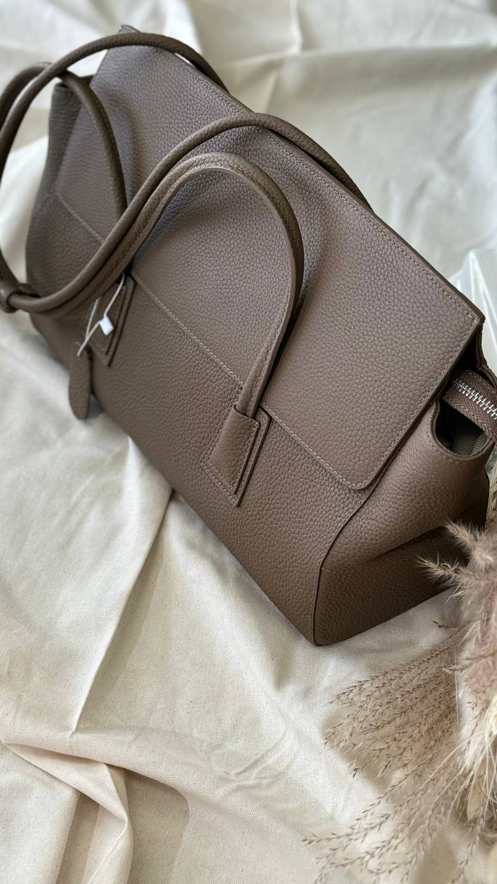 Prestige Tote – Elegance in Every Detail