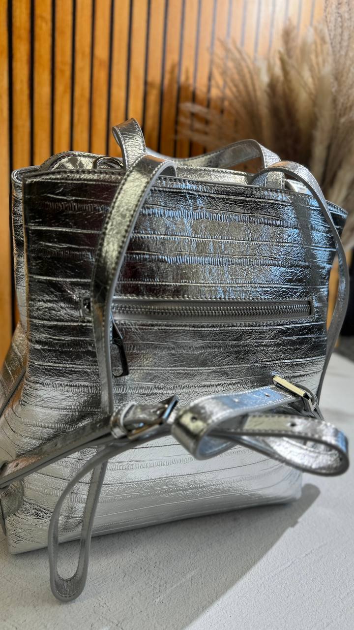 Lumière Luxe – A Leather Backpack for Bold Achievers