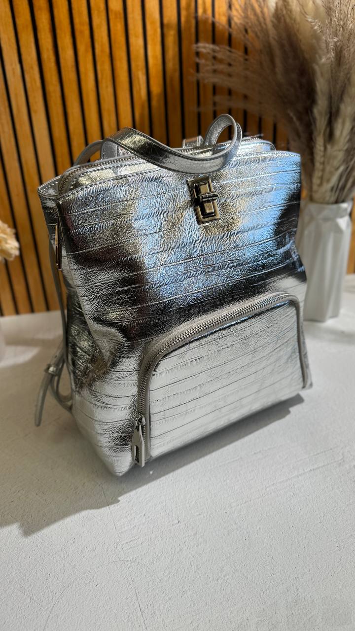 Lumière Luxe – A Leather Backpack for Bold Achievers