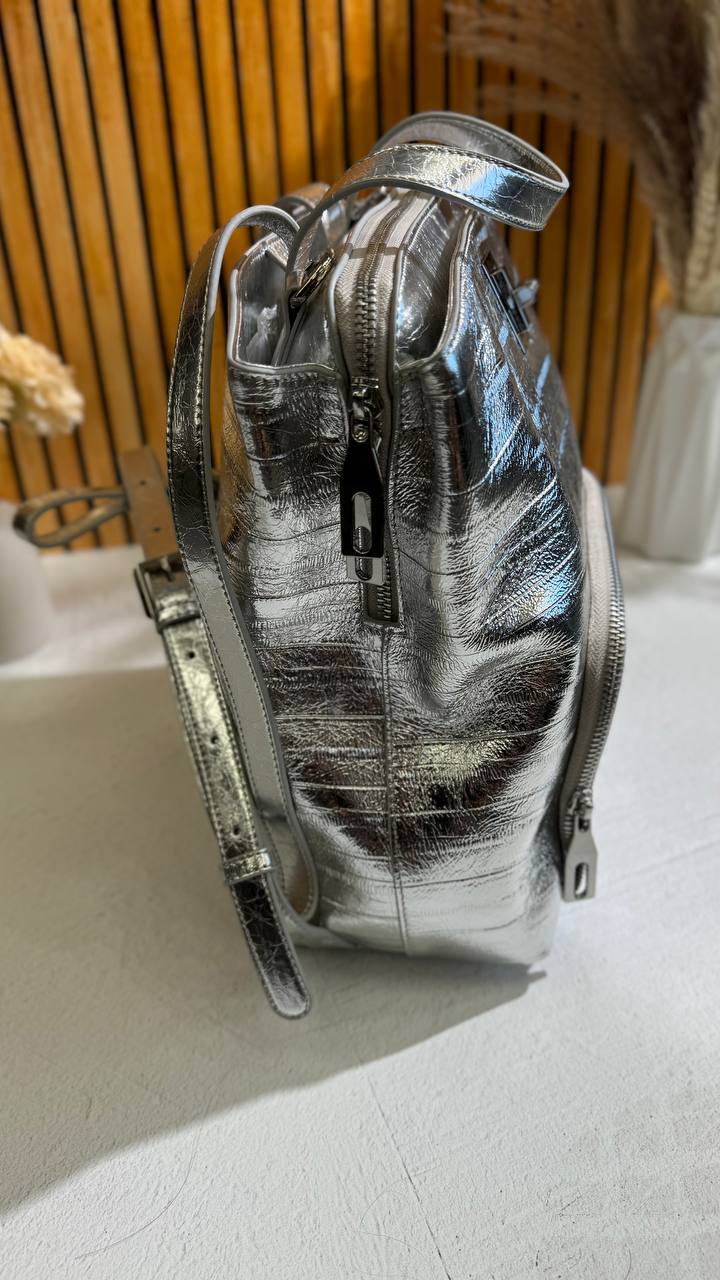 Lumière Luxe – A Leather Backpack for Bold Achievers