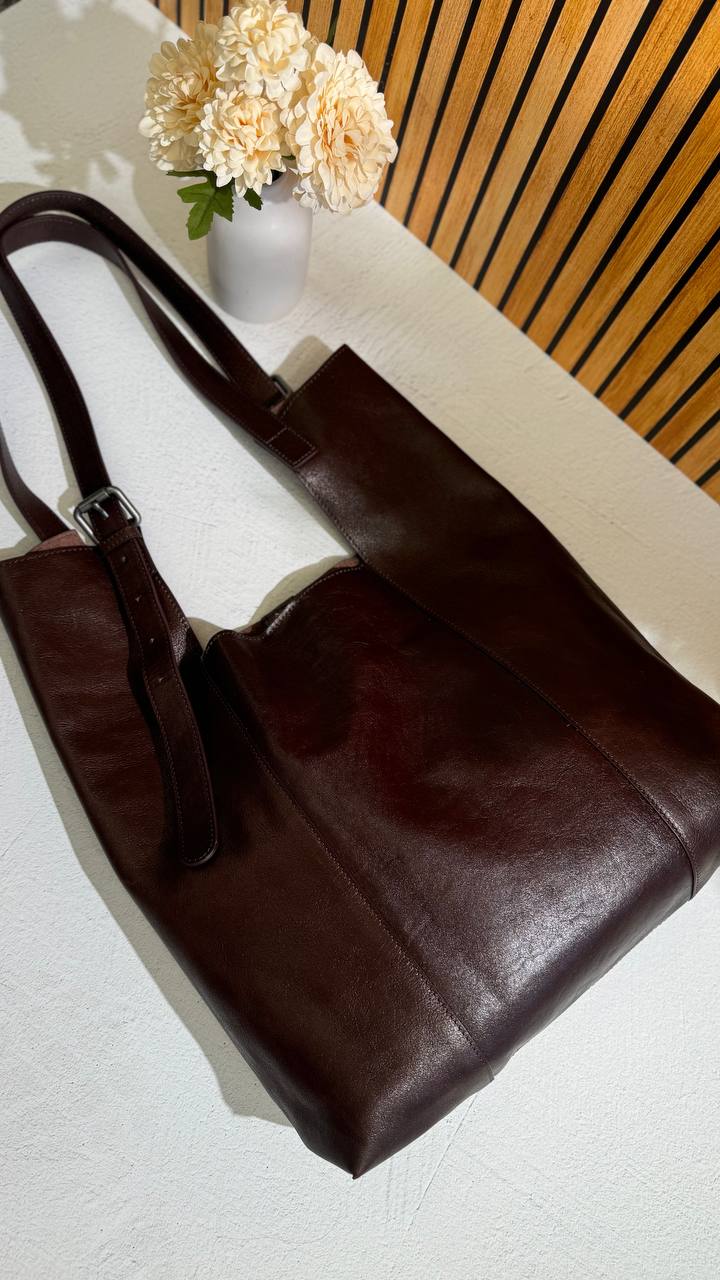 Metropolitan Luxe – Leather Shopper with Cosmetic Bag