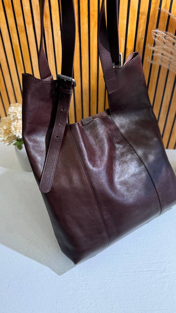 Metropolitan Luxe – Leather Shopper with Cosmetic Bag