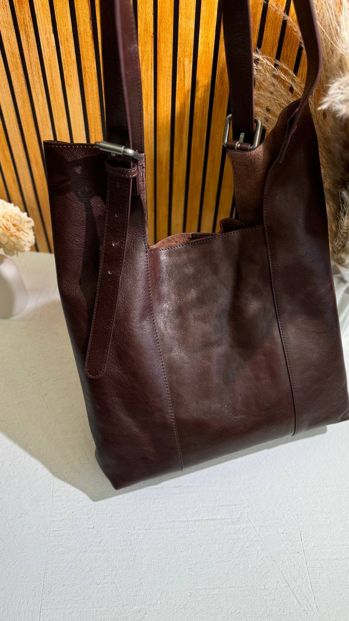 Metropolitan Luxe – Leather Shopper with Cosmetic Bag