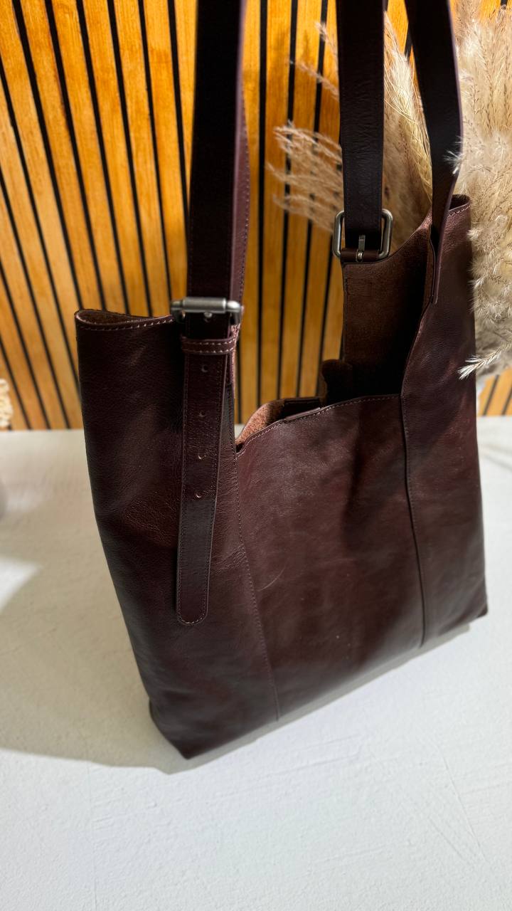 Metropolitan Luxe – Leather Shopper with Cosmetic Bag