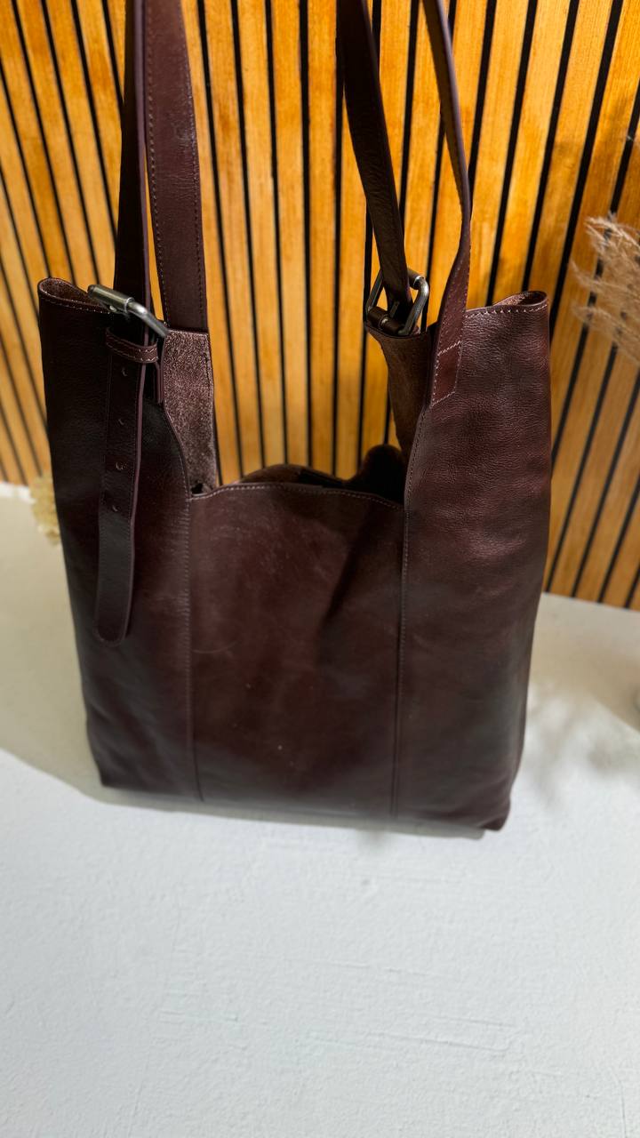 Metropolitan Luxe – Leather Shopper with Cosmetic Bag