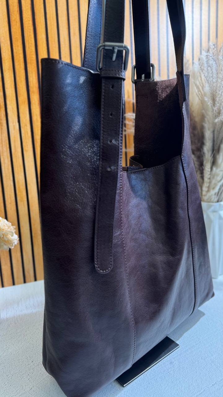 Metropolitan Luxe – Leather Shopper with Cosmetic Bag
