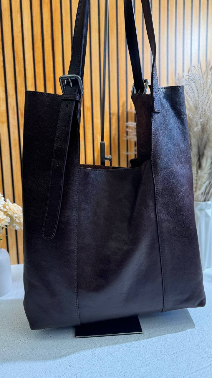 Metropolitan Luxe – Leather Shopper with Cosmetic Bag