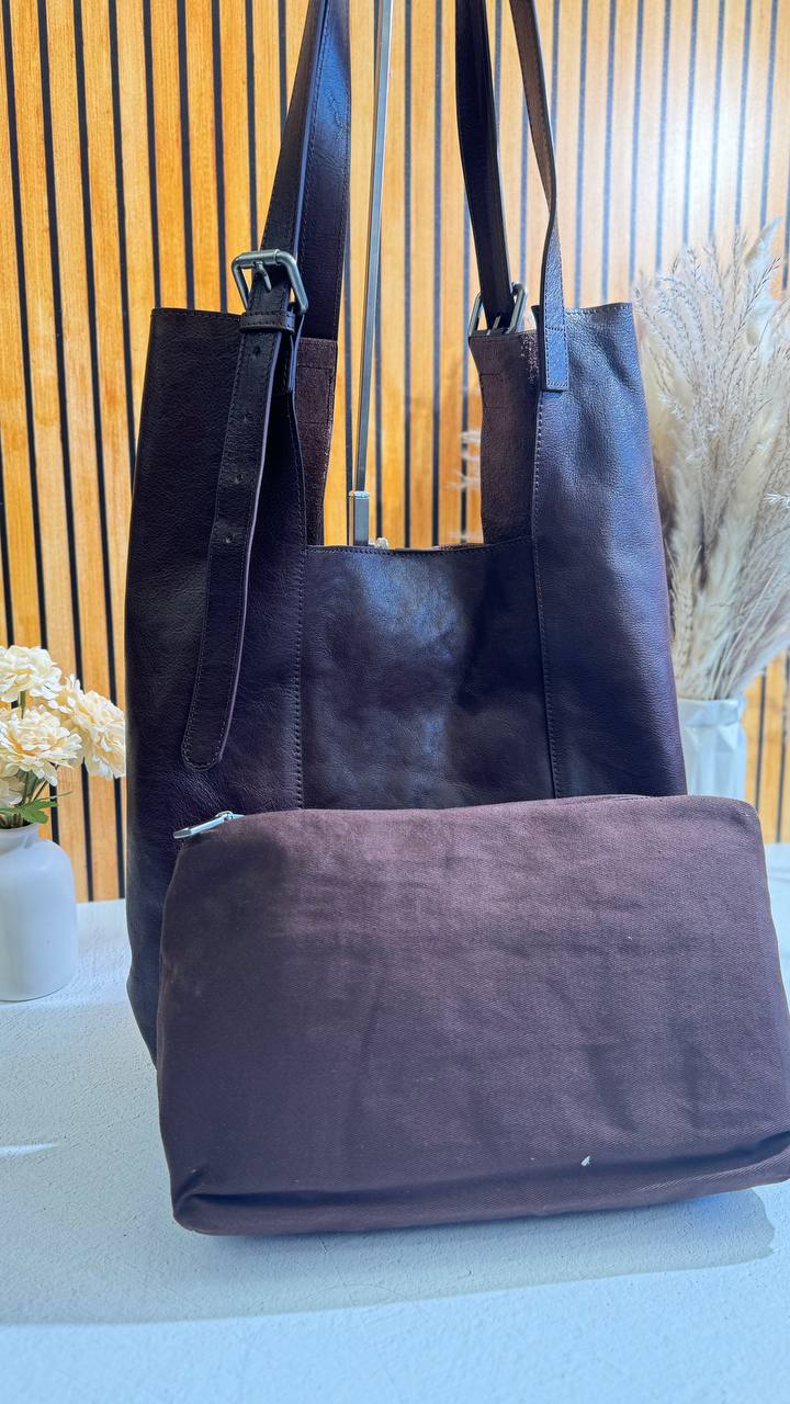 Metropolitan Luxe – Leather Shopper with Cosmetic Bag