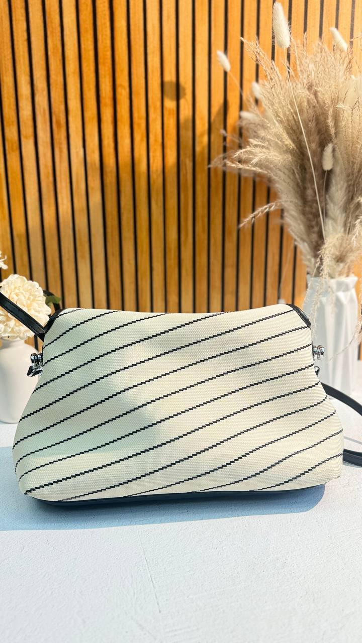 PU Striped Chic Bag – Style and Practicality in One Accessory