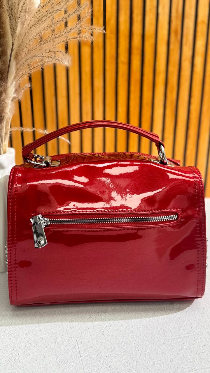 NYC Glam – A Bold Statement Bag with Futuristic Shine