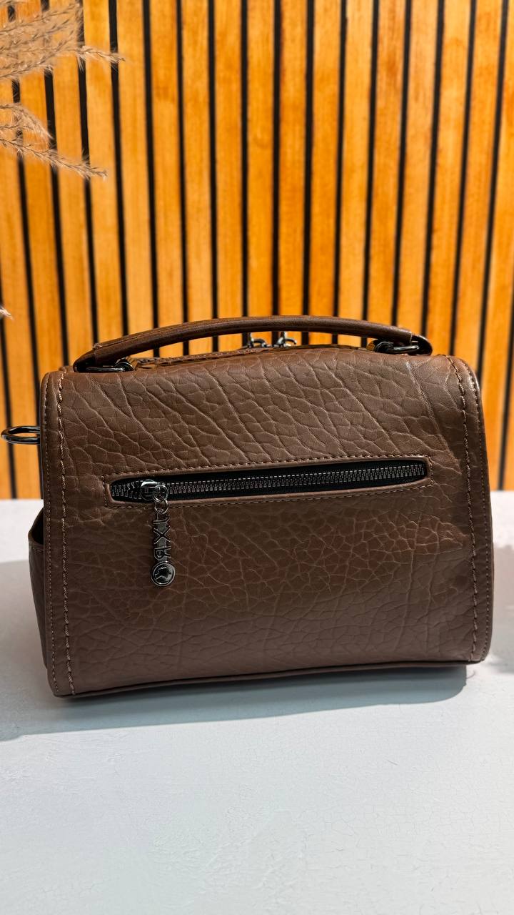 Urban Luxe Crossbody Bag – Style and Functionality in One Accessory