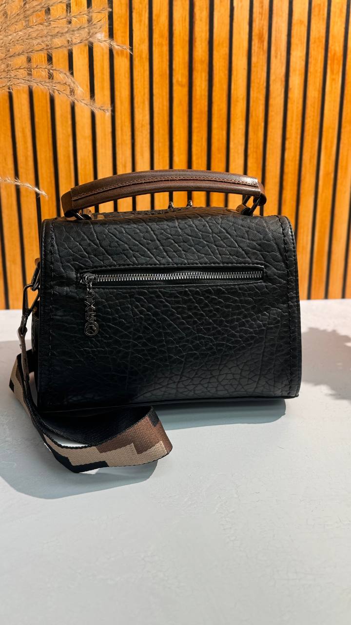 Urban Luxe Crossbody Bag – Style and Functionality in One Accessory
