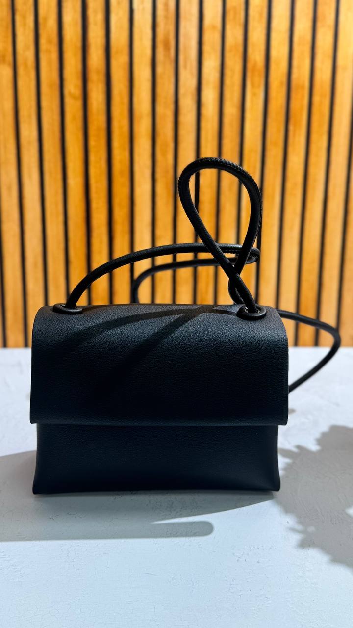 “Elegance Crossbody” – Genuine Leather, Impeccable Style