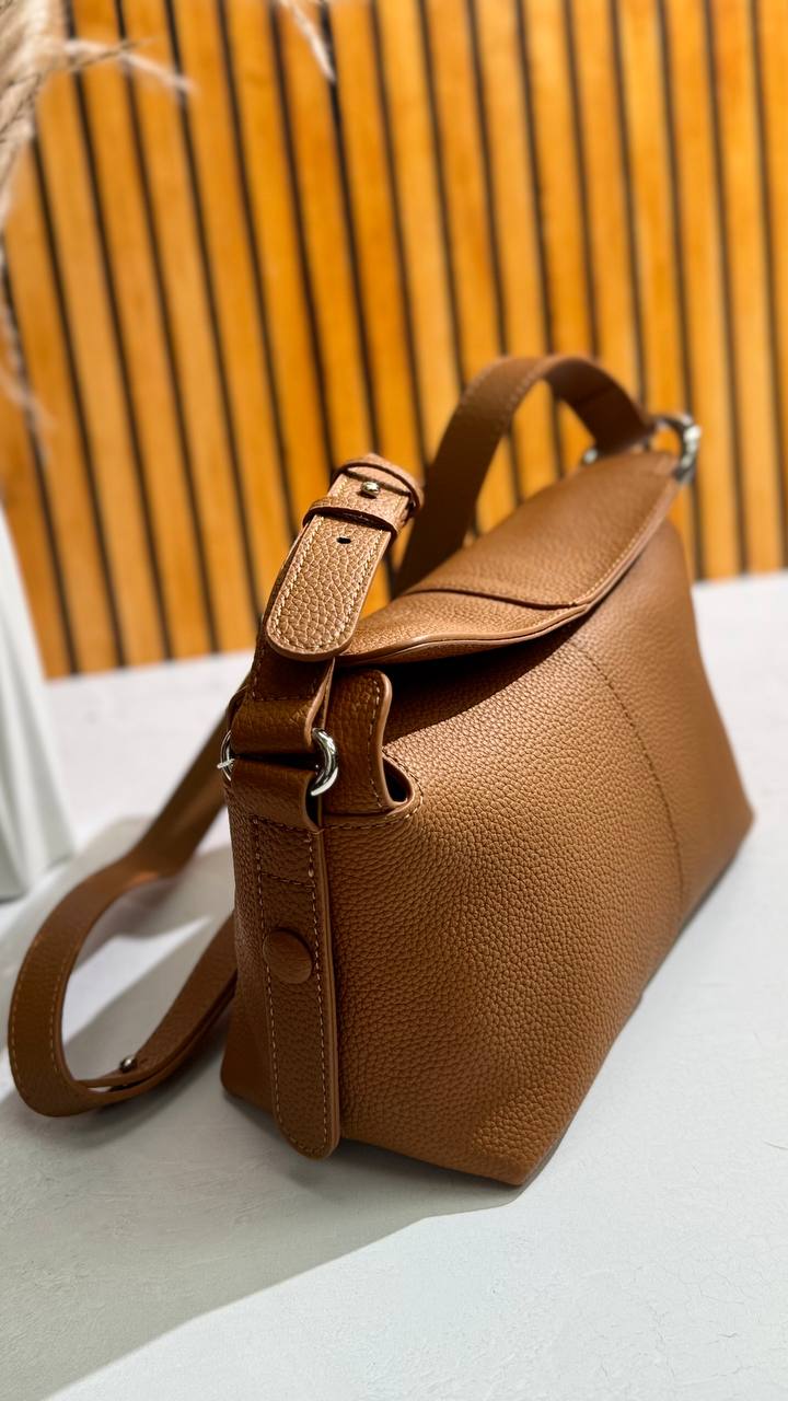 Genuine Leather Shoulder Bag – Timeless Elegance  Everyday Functionality