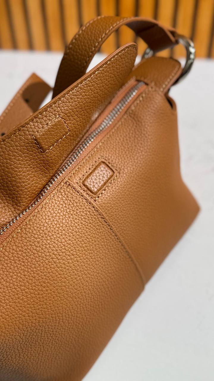 Genuine Leather Shoulder Bag – Timeless Elegance  Everyday Functionality