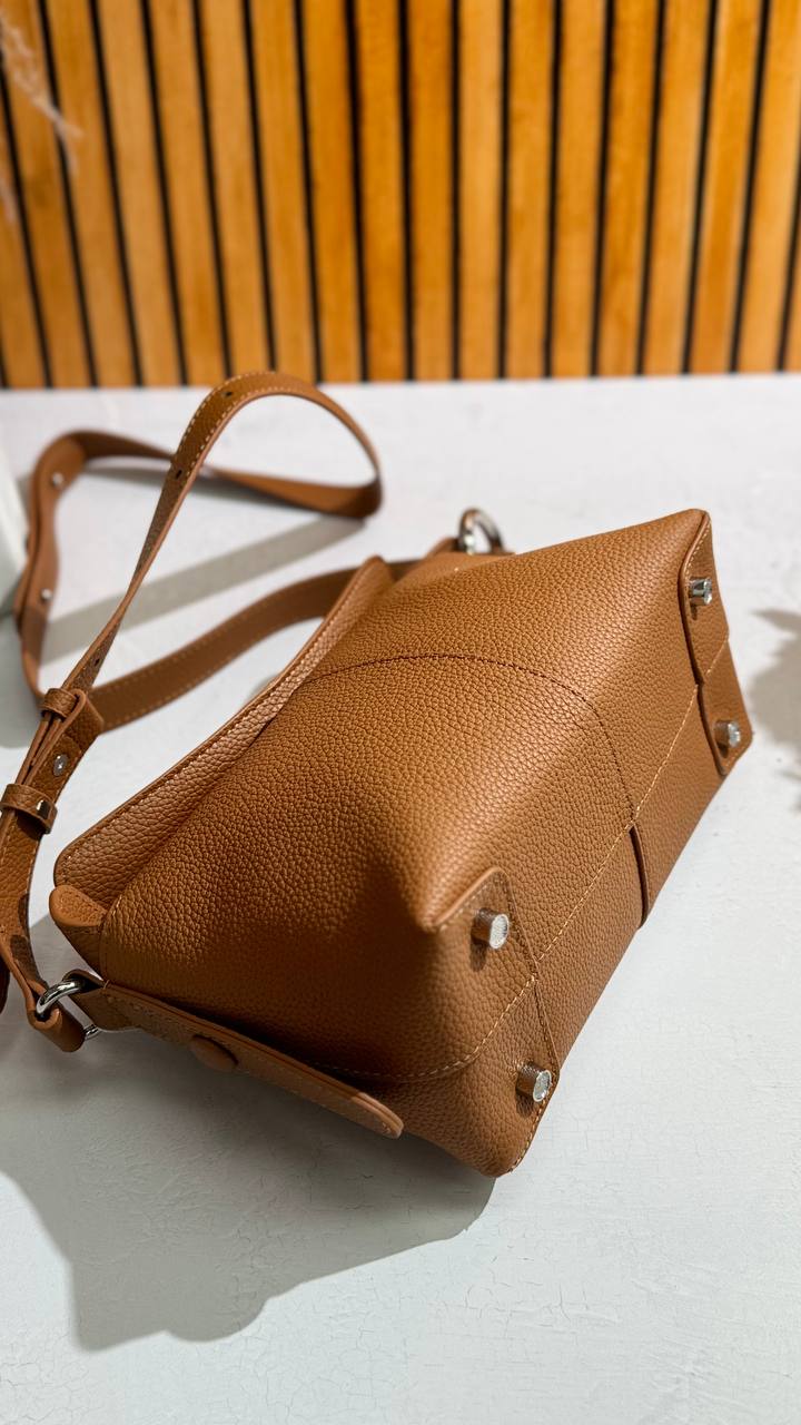 Genuine Leather Shoulder Bag – Timeless Elegance  Everyday Functionality