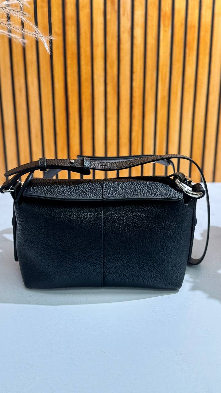 Genuine Leather Shoulder Bag – Timeless Elegance  Everyday Functionality