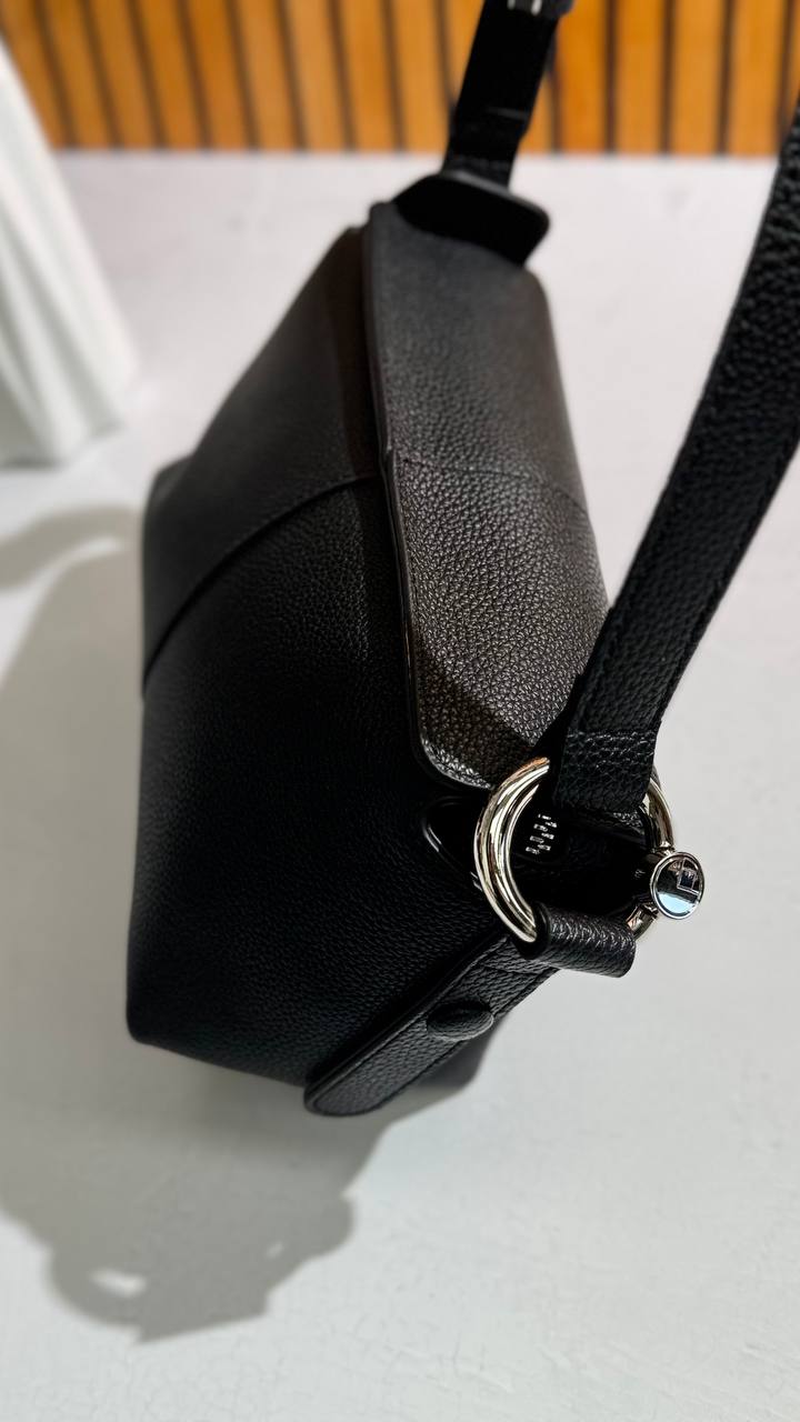Genuine Leather Shoulder Bag – Timeless Elegance  Everyday Functionality