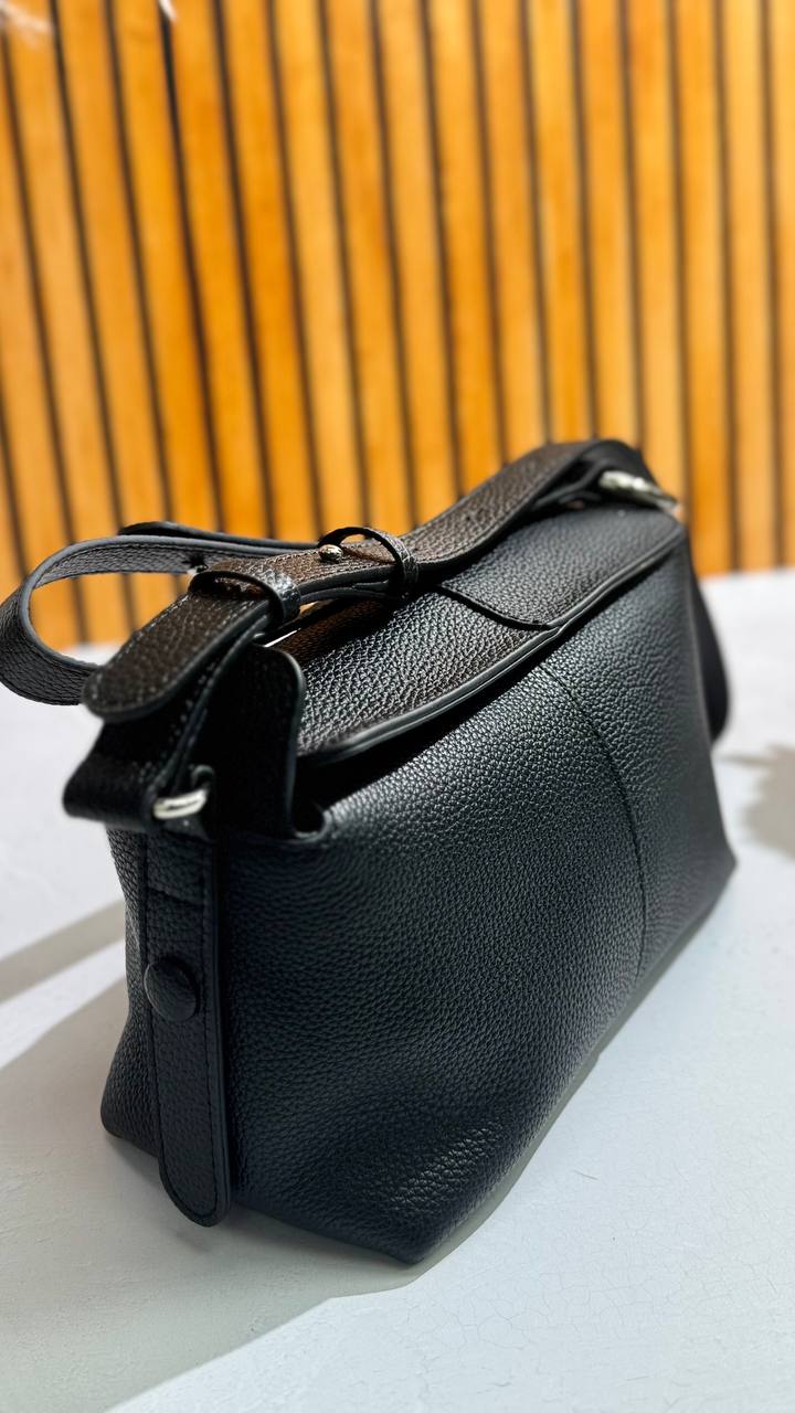 Genuine Leather Shoulder Bag – Timeless Elegance  Everyday Functionality